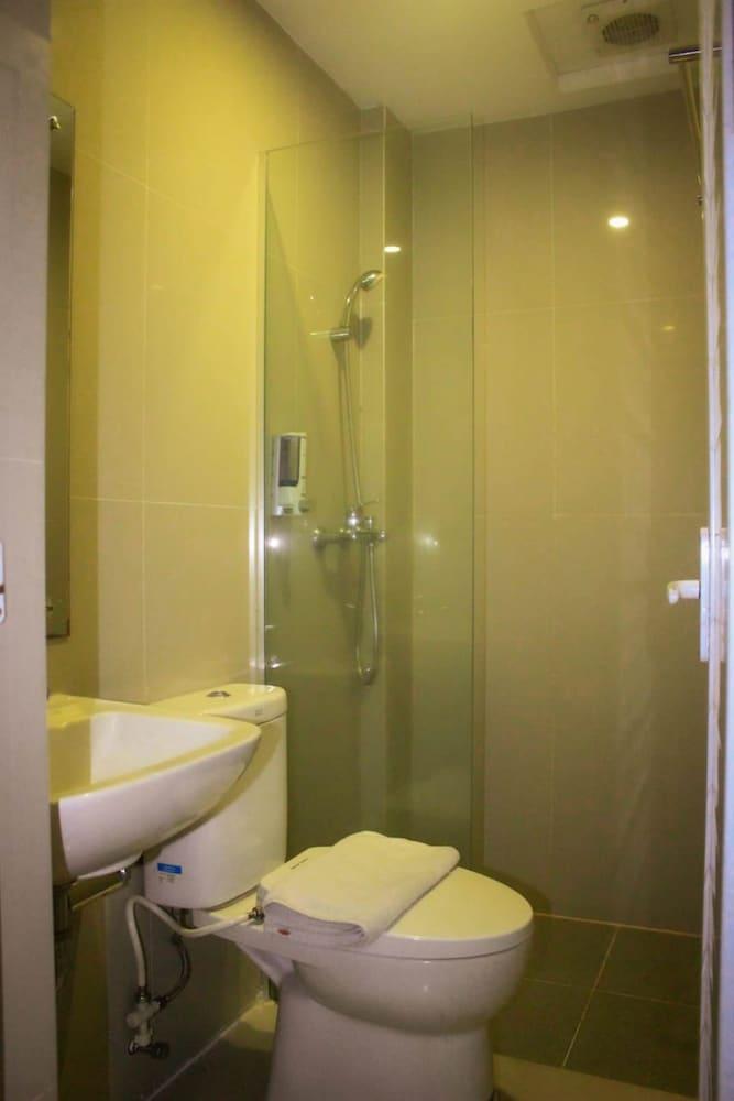 Crew Express Hotel Lubukpakam Exterior photo