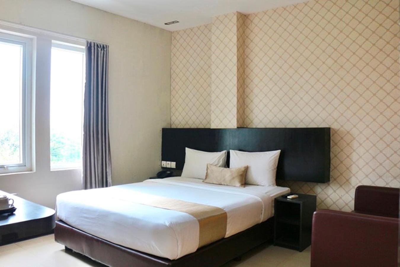 Crew Express Hotel Lubukpakam Exterior photo