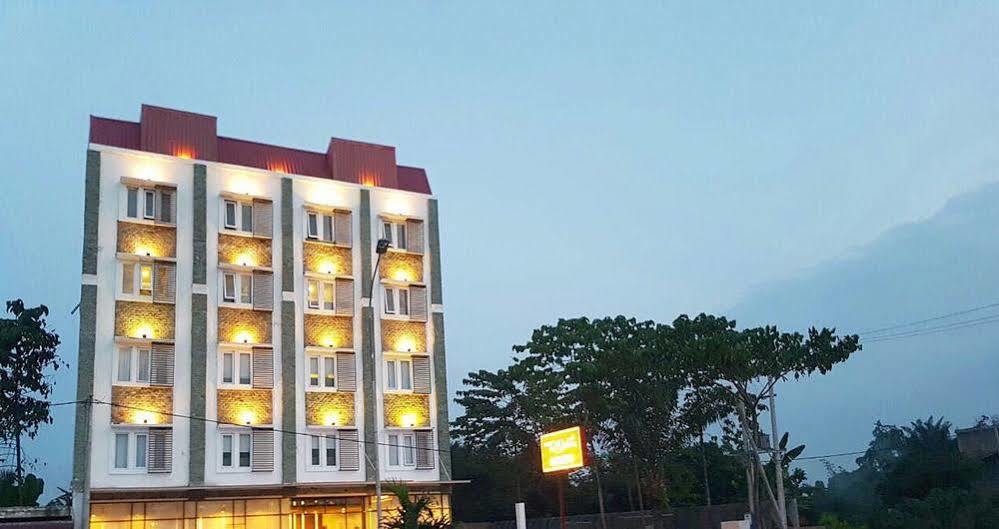 Crew Express Hotel Lubukpakam Exterior photo